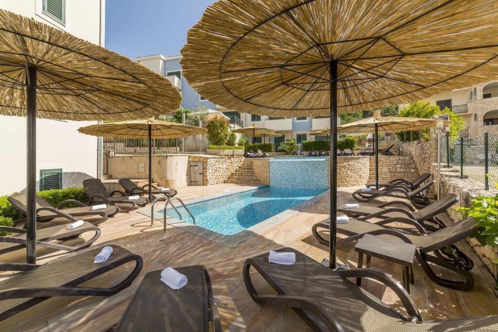 Seaesta Pool And